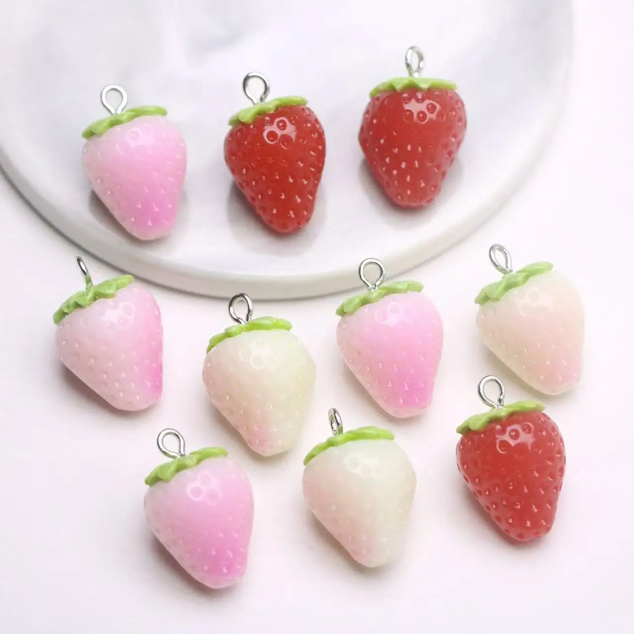 Pendentifs en résine imitation fraise pour la fabrication de bijoux DIY (boucles d'oreilles, colliers, porte-clés, pinces à cheveux) - Vente en gros