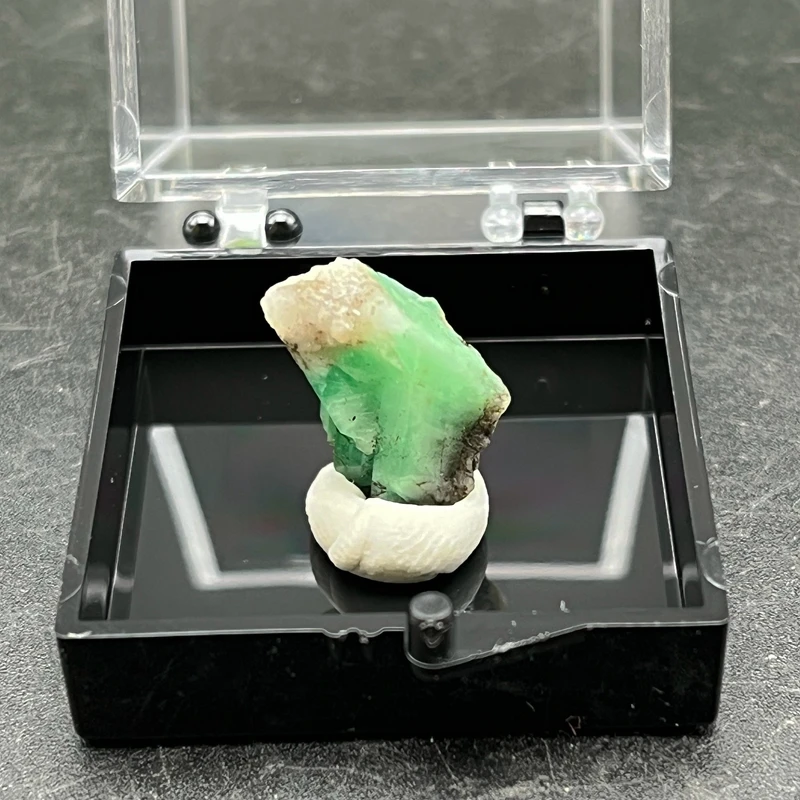 100% Natural Brazil green emerald mineral gem-grade crystal specimens stones and crystals + box size 3.5 cm