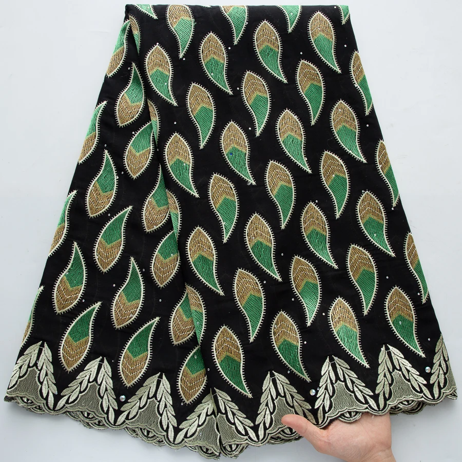 Afrikanischer Schweizer Baumwoll-Voile-Spitzenstoff Schwarze Basis Grüne Goldblatt-Stickerei Strass-Verzierung Muschelkanten Hochwertig für Party und Hochzeit