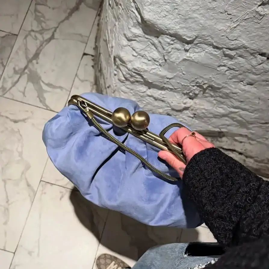 

Сумка-клатч LOST IN VINTAGE из синего бархата, с застежкой-кнопкой, простая, мягкая, объемная и вместительная, с латунными фурнитурами, 38x20x10 см