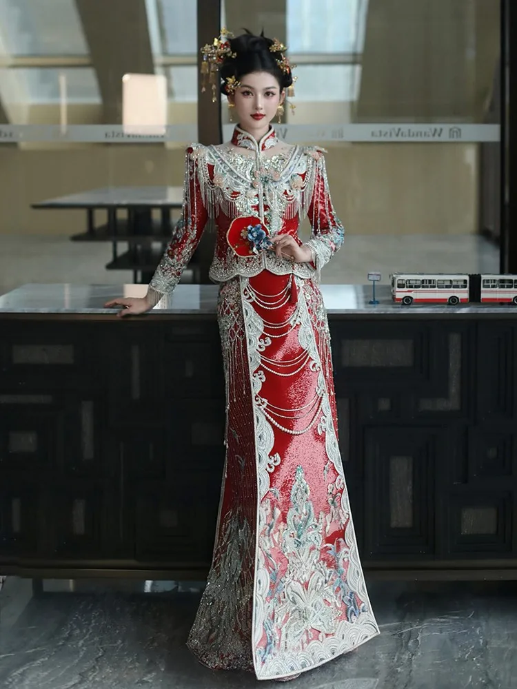 Chinese-style wedding attire Elaborate phoenix crown and red dress bride's fishtail toasting