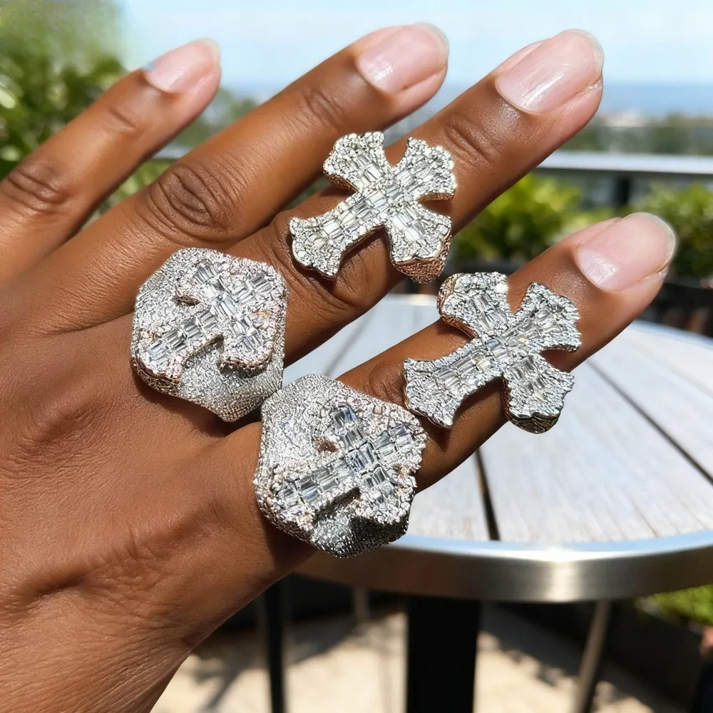 

A Copper Ring Inlaid With Cubic Zirconia, a Stylish And luxurious Punk Street Style Piece, Perfect for Parties and Banquets.