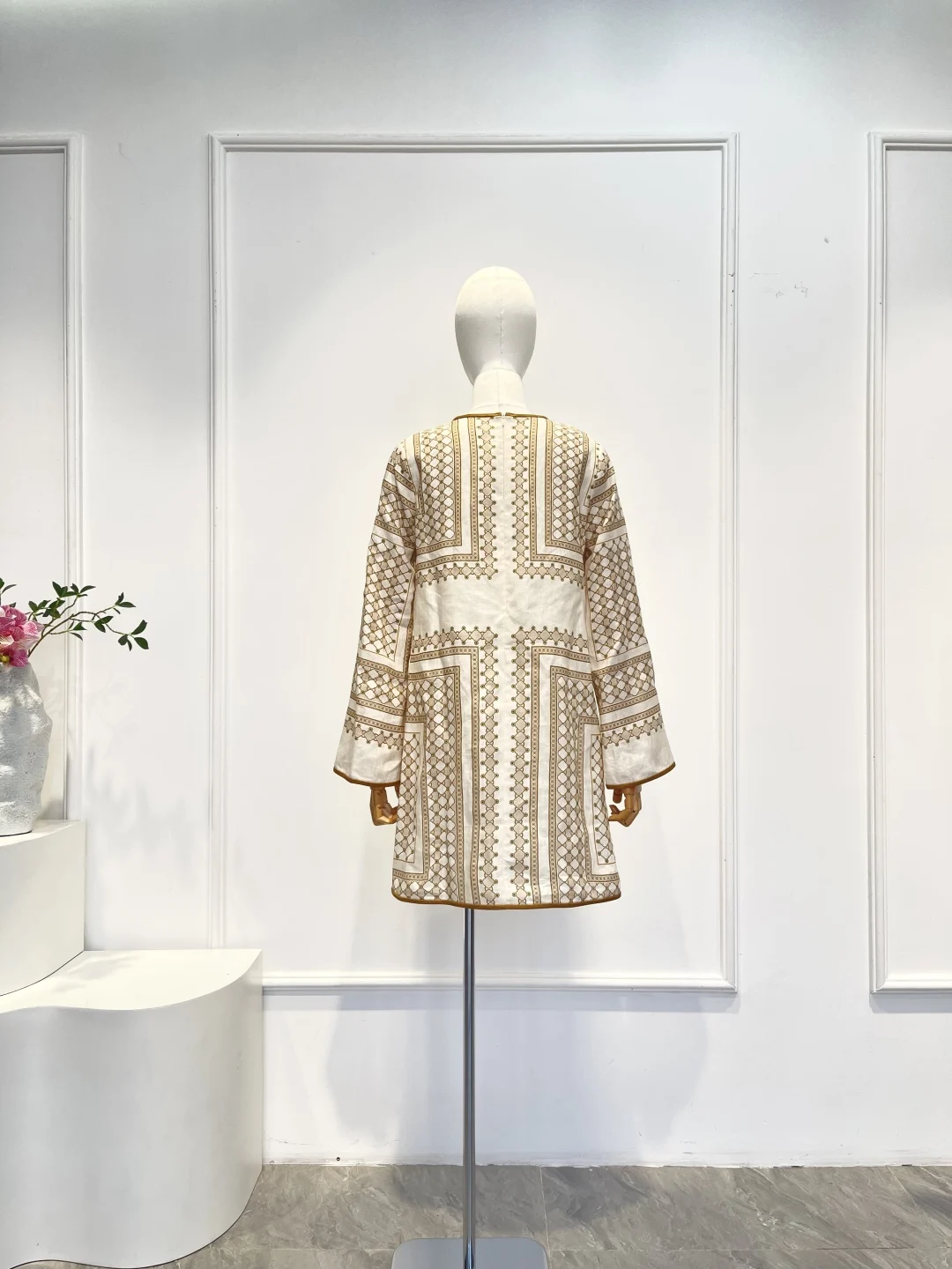 فستان متوسط الطول بأكمام طويلة وطباعة هندسية باللون البيج الكريمي 2025 وصول جديد