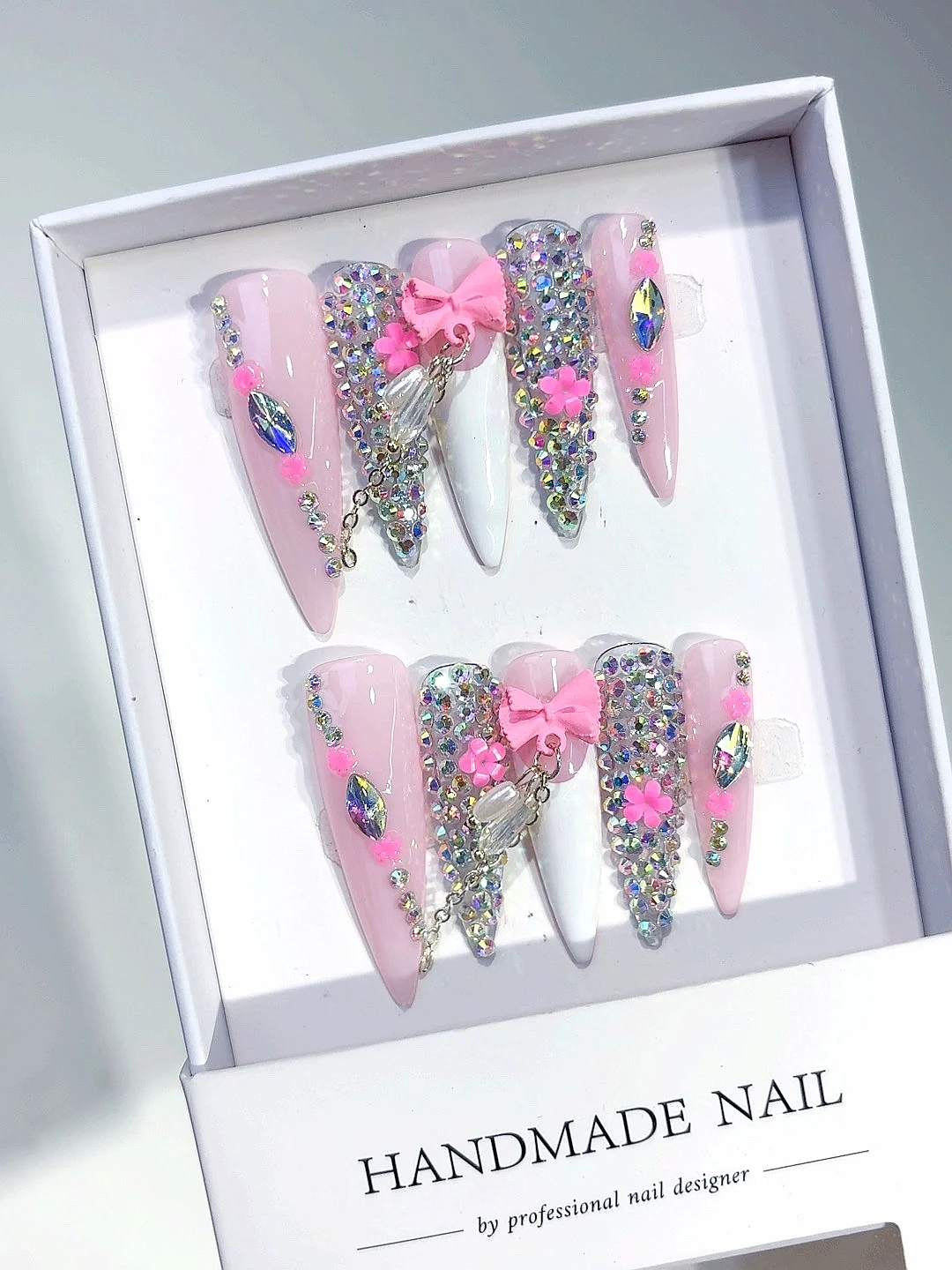 

Модный дизайн ногтей со сверкающими бриллиантами и бантом (M024)