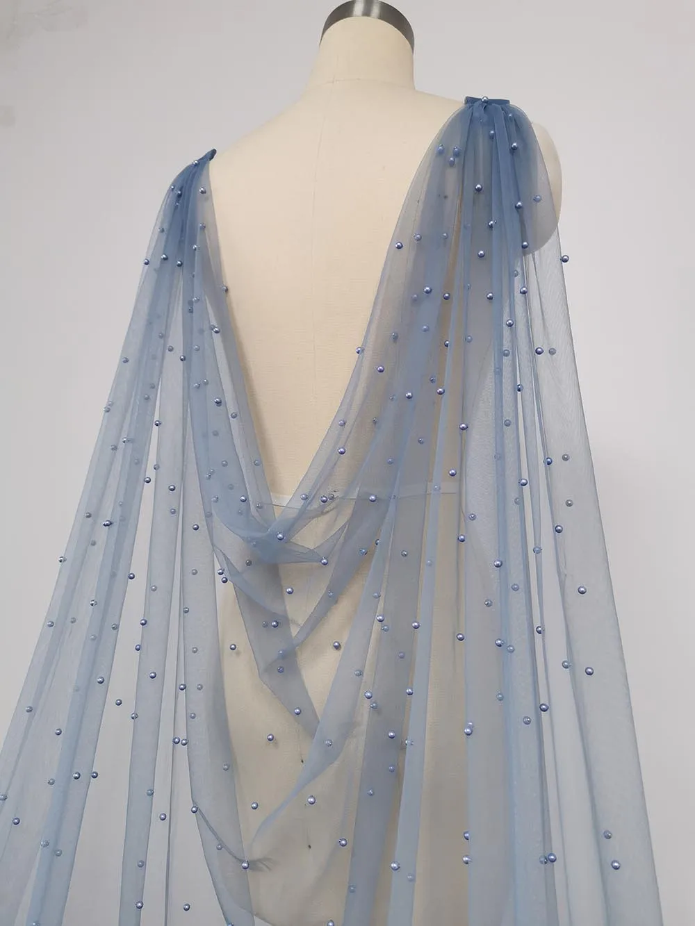 Customized Light Gray Blue Pearls Wedding Cape Romantic 3 Meters Long Shoulder Veil with Pins Bridal Bolero Wedding Accessories