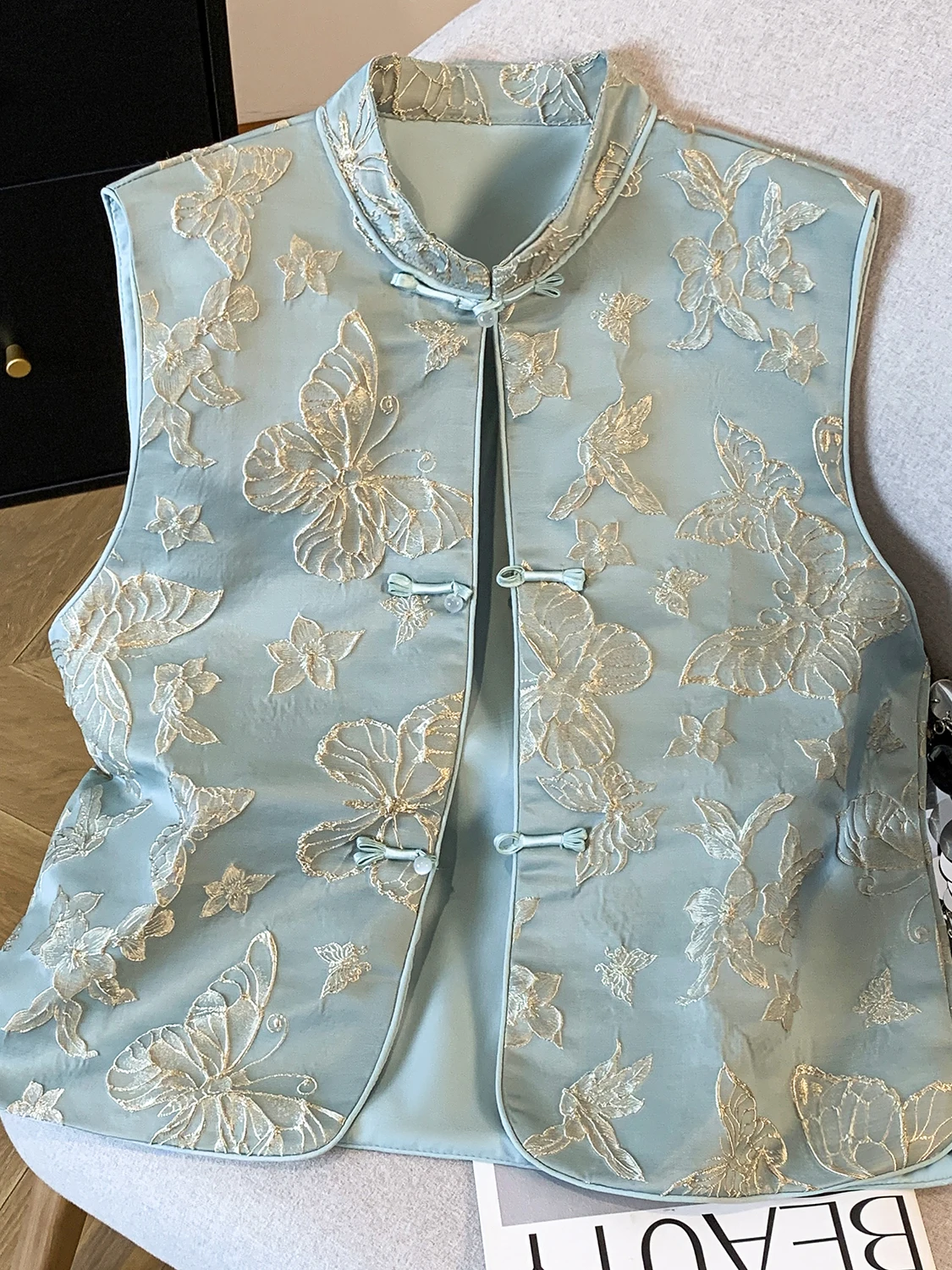

Autumn New Chinese Style Heavy Work Embroidery Backless Vest Women's Buttonless Sleeveless Stand Collar Shoulder Pa...