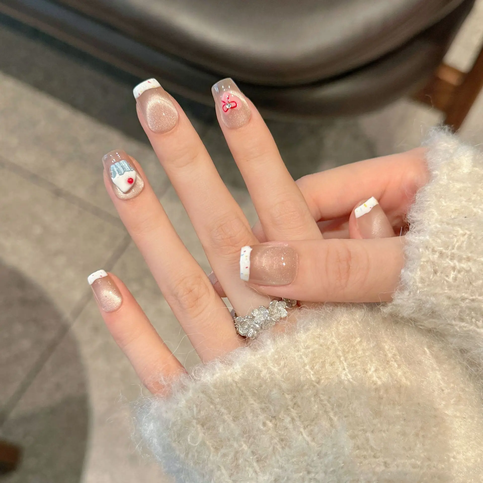 اضغط يدويًا على الأظافر، أظافر صناعية قصيرة مطبوعة بحليب البقر مع زهور مطبوعة للنساء والفتيات، أظافر صناعية فرنسية قصيرة يمكن ارتداؤها