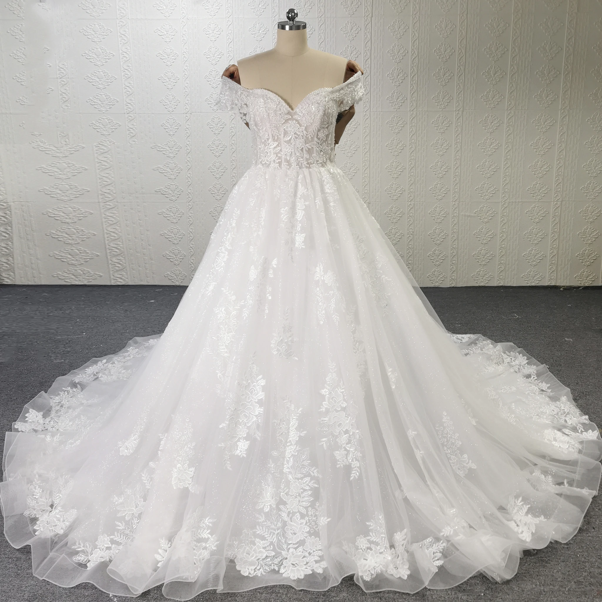 

Rosymae Off-Shoulder Ball Gown Princess Wedding Dress with Lace Applique And Long Train Elegant White Wedding Dress