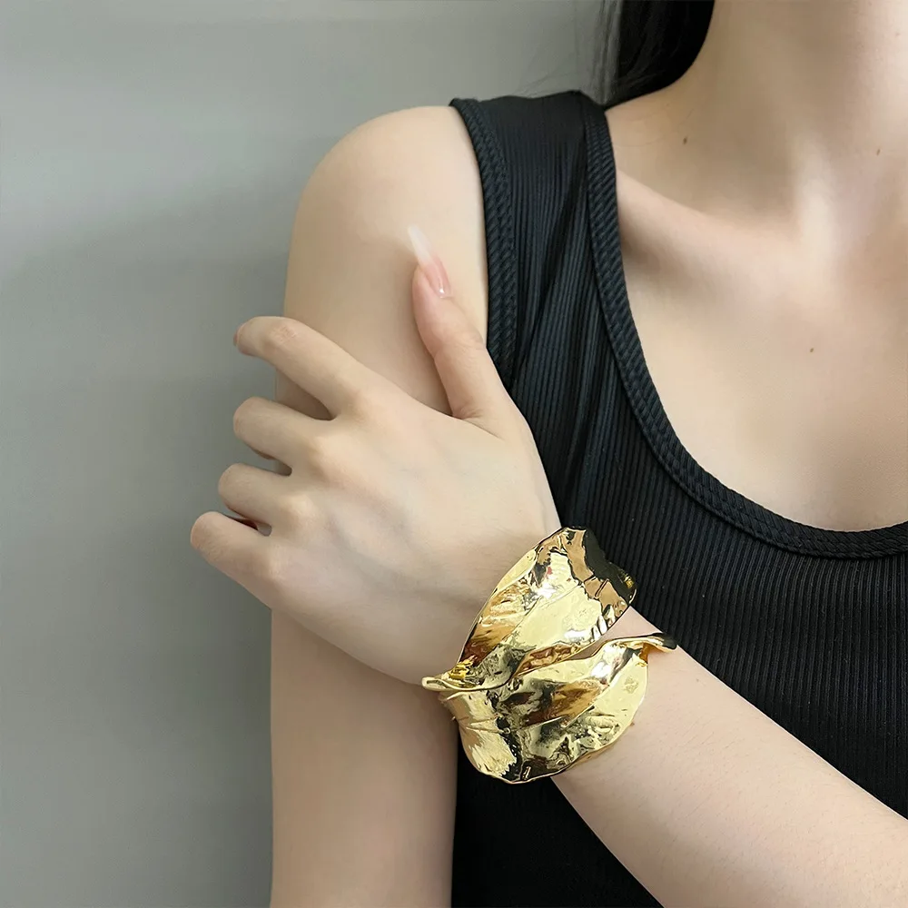 Huanzhi กำไลกำไลข้อมือแบบเปิดใบสีทองใหม่สำหรับผู้หญิงหญิงสาวย้อนยุคแนวแฟชั่นของขวัญเครื่องประดับ