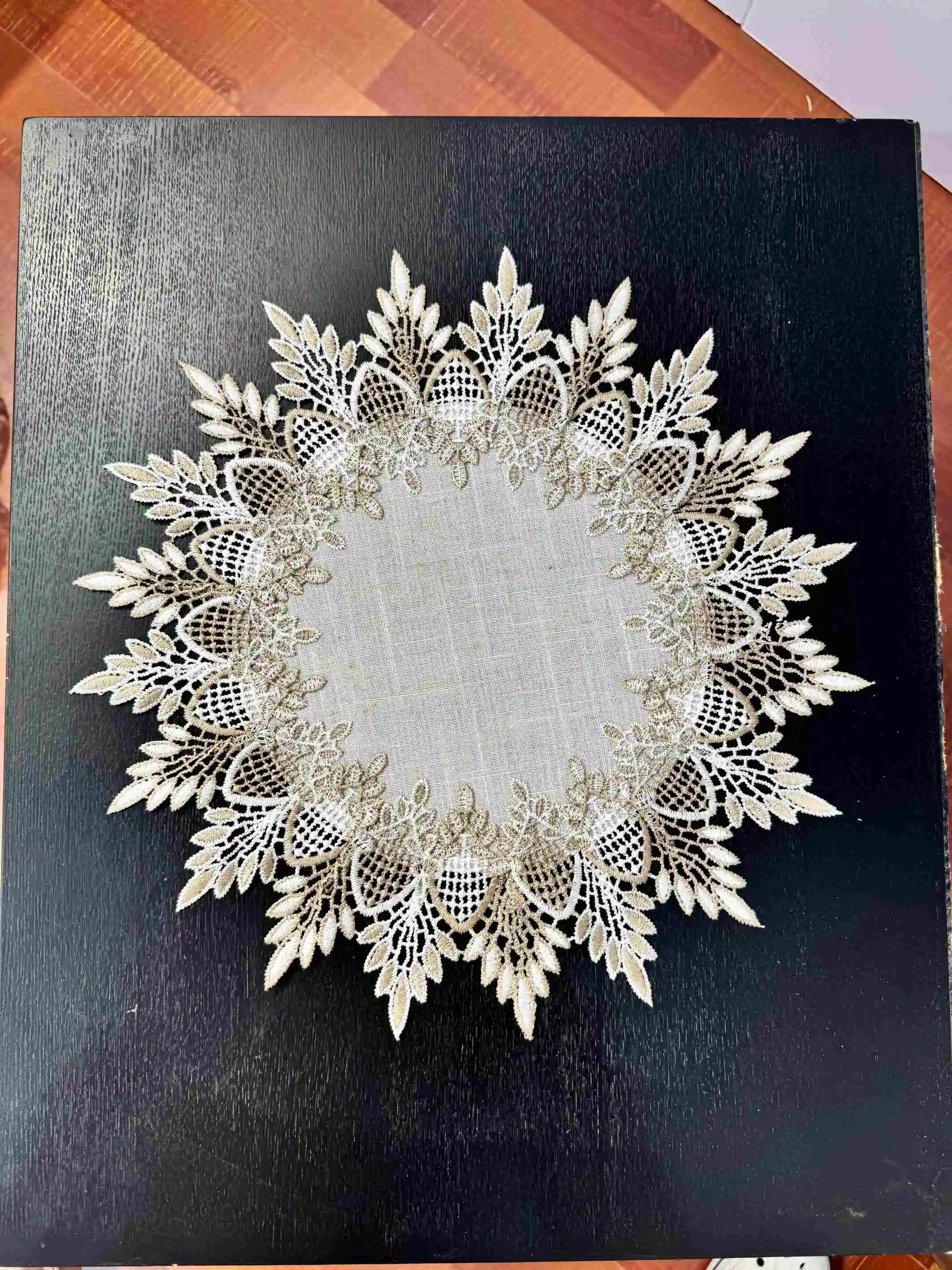 A Lace-Edged Round Tablecloth, a Romantic and Elegant Polyester Fiber Embroidered Lace-Edged Tablecloth, Suitable for Large and Small Round Tables, Vase Mats, Daily Home Decoration, and Wedding Parties and Festivals