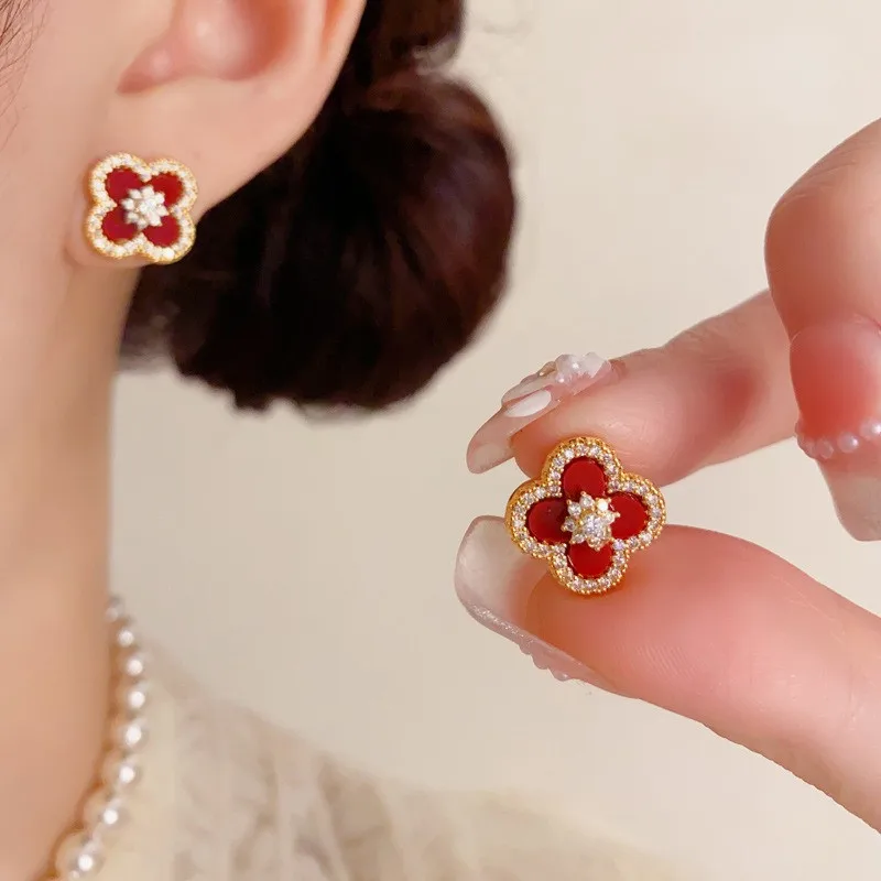 

Милые серьги-гвоздики с красными камнями в форме четырехлистного клевера для женщин, позолоченные 18-каратным золотом, из стерлингового серебра 925 пробы, шикарные ювелирные украшения, подарки
