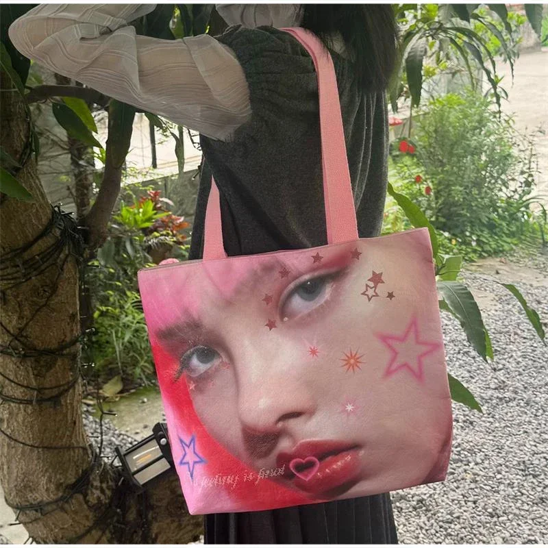 PVC-Umhängetasche, modische wasserdichte Handtasche mit Y2k-Mädchen-Portrait-Aufdruck, leichte, lässige Einkaufstasche für Damen, Alltagstasche – Detail 5