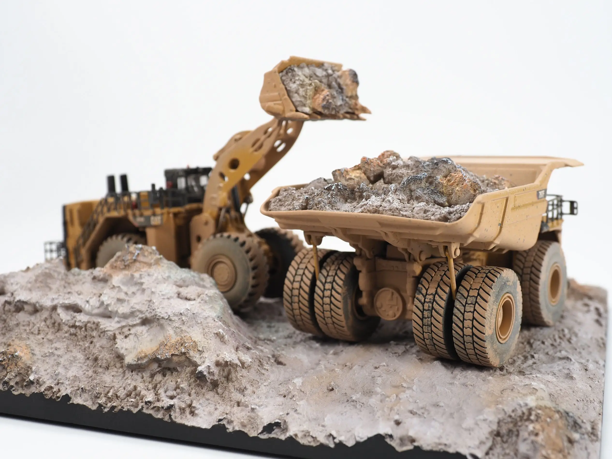 DM-85762 1:125 994K Wheel Loader & 797 Mining Truck Collectible Construction Machinery Toy Scene Decoration Boy's Birthday Gift