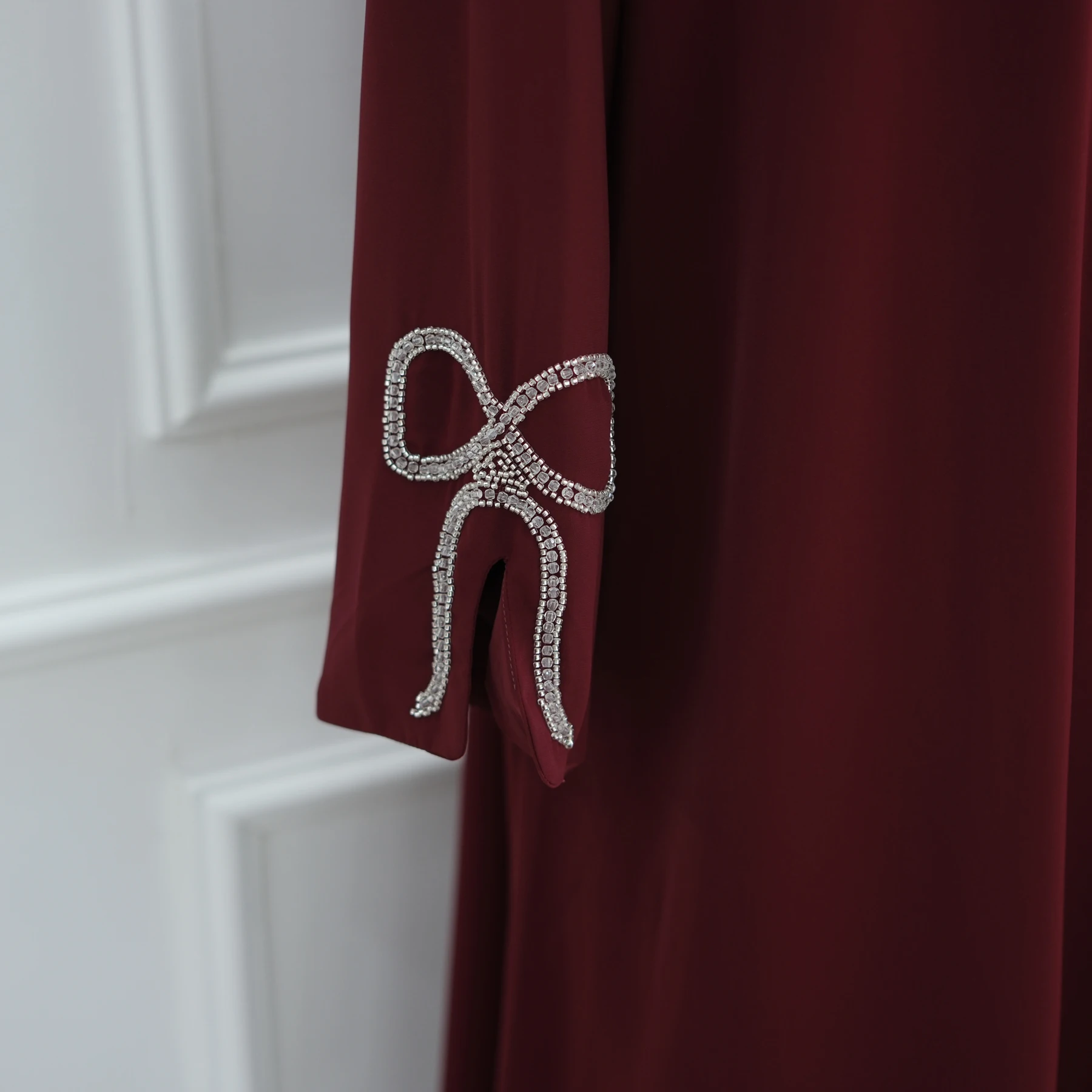 Elegancka, luźna abaja muzułmańska, ręcznie robione diamenty, kokarda, boczne kieszenie, szata hidżab, zamknięta abaja, elegancka odzież islamska z Dubaju.