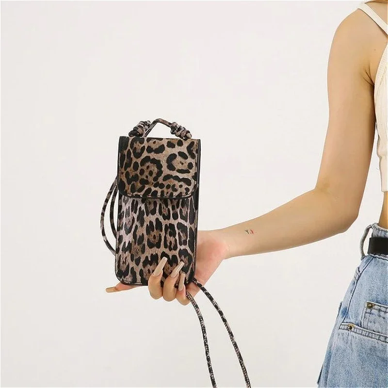 

Minimalist Phone Wallet Pouch with Clasp, Women's Vertical Leopard Crossbody Bag, Stylish Slim Shoulder Purse for Essentials