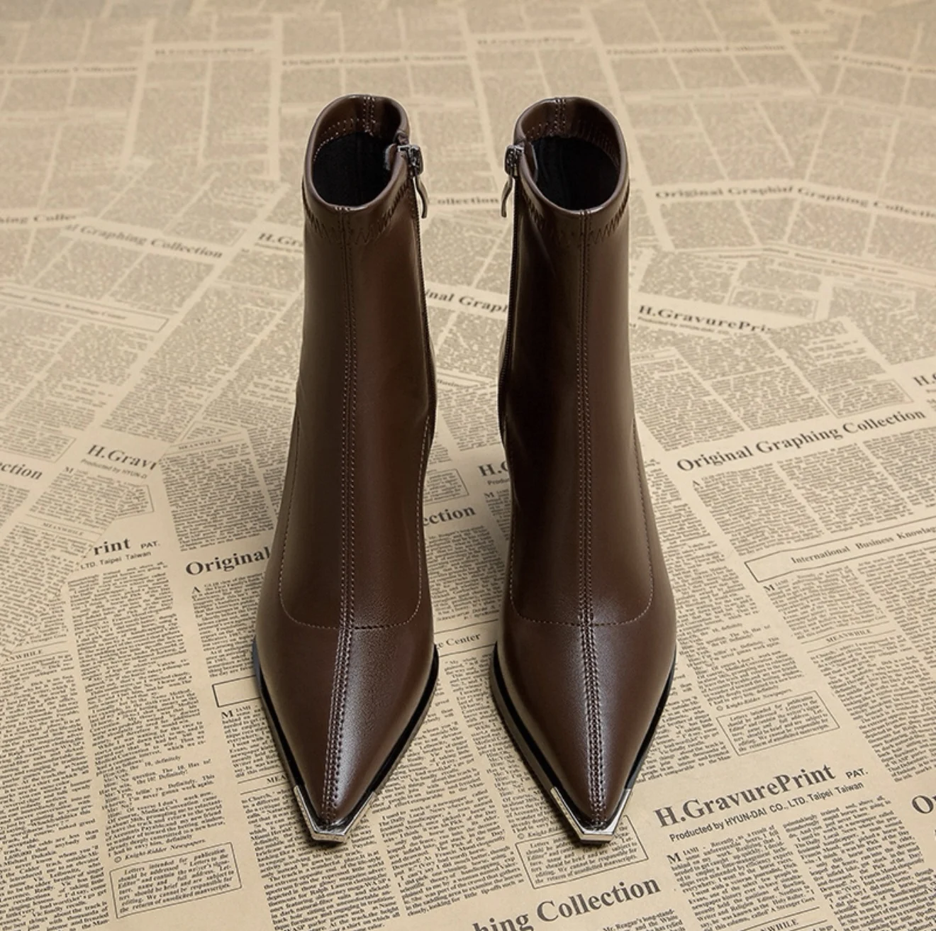 Neue Herbst- und Winter-Damen-Stiefeletten mit spitzer Zehenpartie und klobigem Absatz, vielseitig und modisch, lässige High Heels 2025 – Detail 4