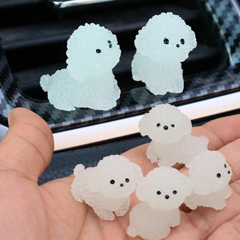 Auto-Mittelkonsole, im Dunkeln leuchtender Welpe, Bichon Frise, kleine Ornamente, Auto-Rückspiegel-Dekoration, elektrische Autos, Dekorationen