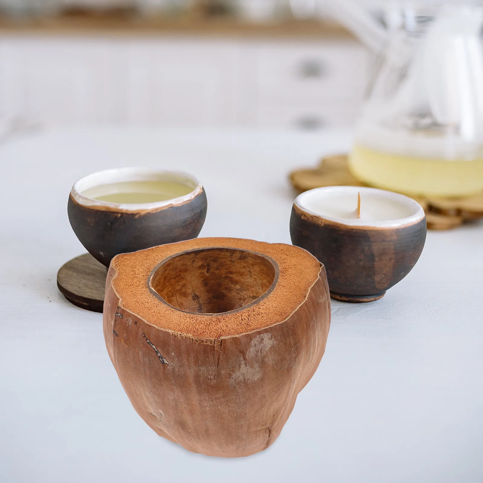 環境に配慮したココナッツの殻で作られた丸いボウル。自然なデザインで、サラダの盛り付けや、家庭、レストラン、ホテルでの装飾、食品の盛り付けに最適。