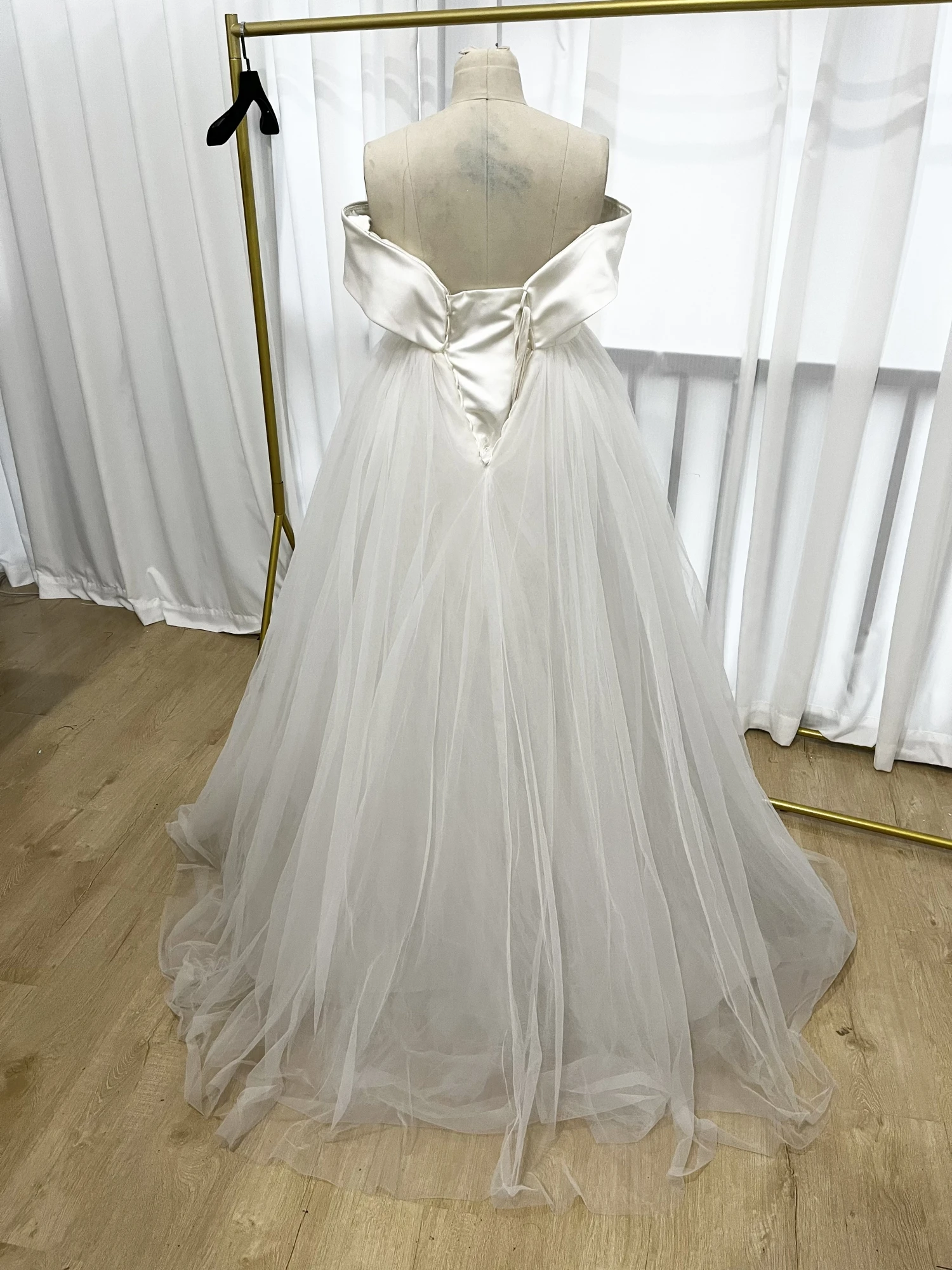 Cloverbridal Goedkope Waardige Echte Video Off Shoulder Satijn Tule A-Lijn Ivoor Vestido De Novia Vloerlengte Robe De Mariée Zd52