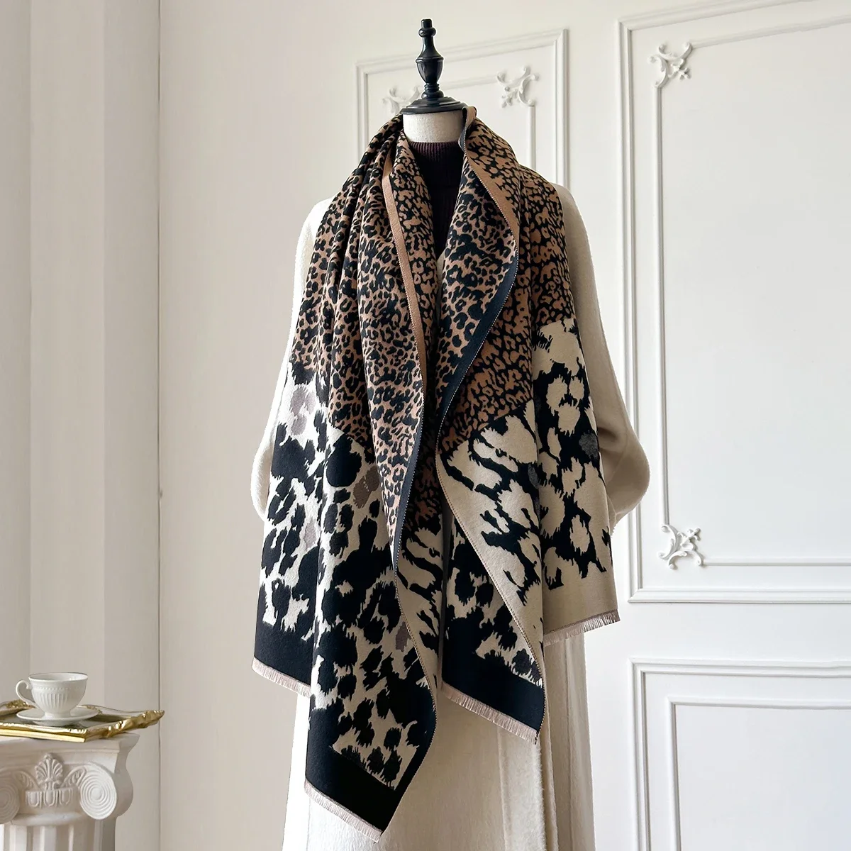 

2025 Brand Elegance Two-Sided Leopard Print Scarf Soft Warm Fringe Pashmina Shawl Autumn and Winter Coldproof Windproof Blanket