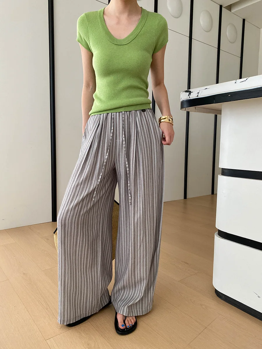 Sommerliche gestreifte, locker sitzende Freizeithose mit hoher Taille für Damen – Detail 17