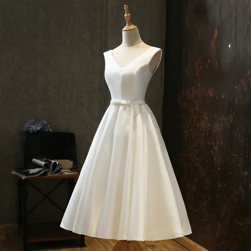 White Vintage Satin Homecoming Dresses Tea-Length V-neck Sleeveless Open Back Short Prom Dresses Party Gowns Wedding Party Wear