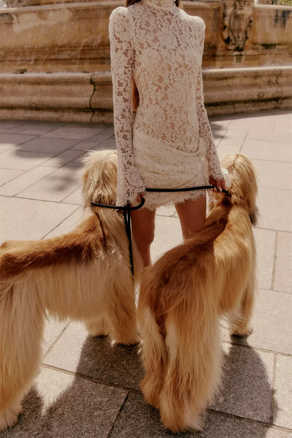 ชุดแต่งงานลูกไม้สีขาวแบบสั่งทำพิเศษจากกิวโต คอสูง แขนยาว ชุดราตรีสั้นแบบมีซิปด้านหลัง