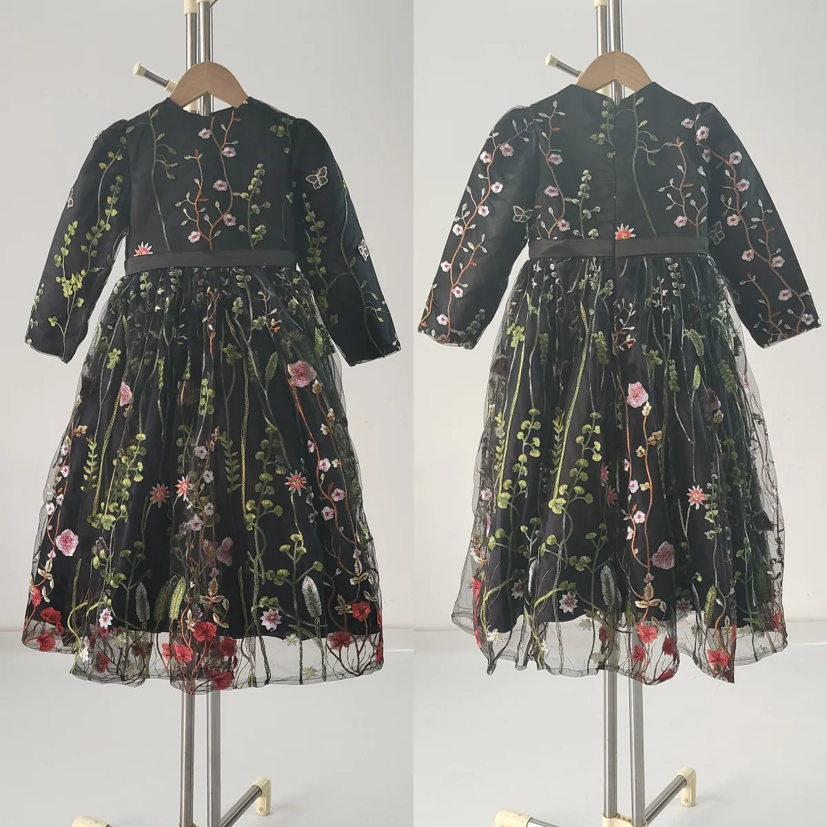 Echte foto bloemenmeisjesjurk zwarte bloemen tule bescheiden O-hals volledige mouwen rits prinses vloerlengte kinderjurk maatwerk