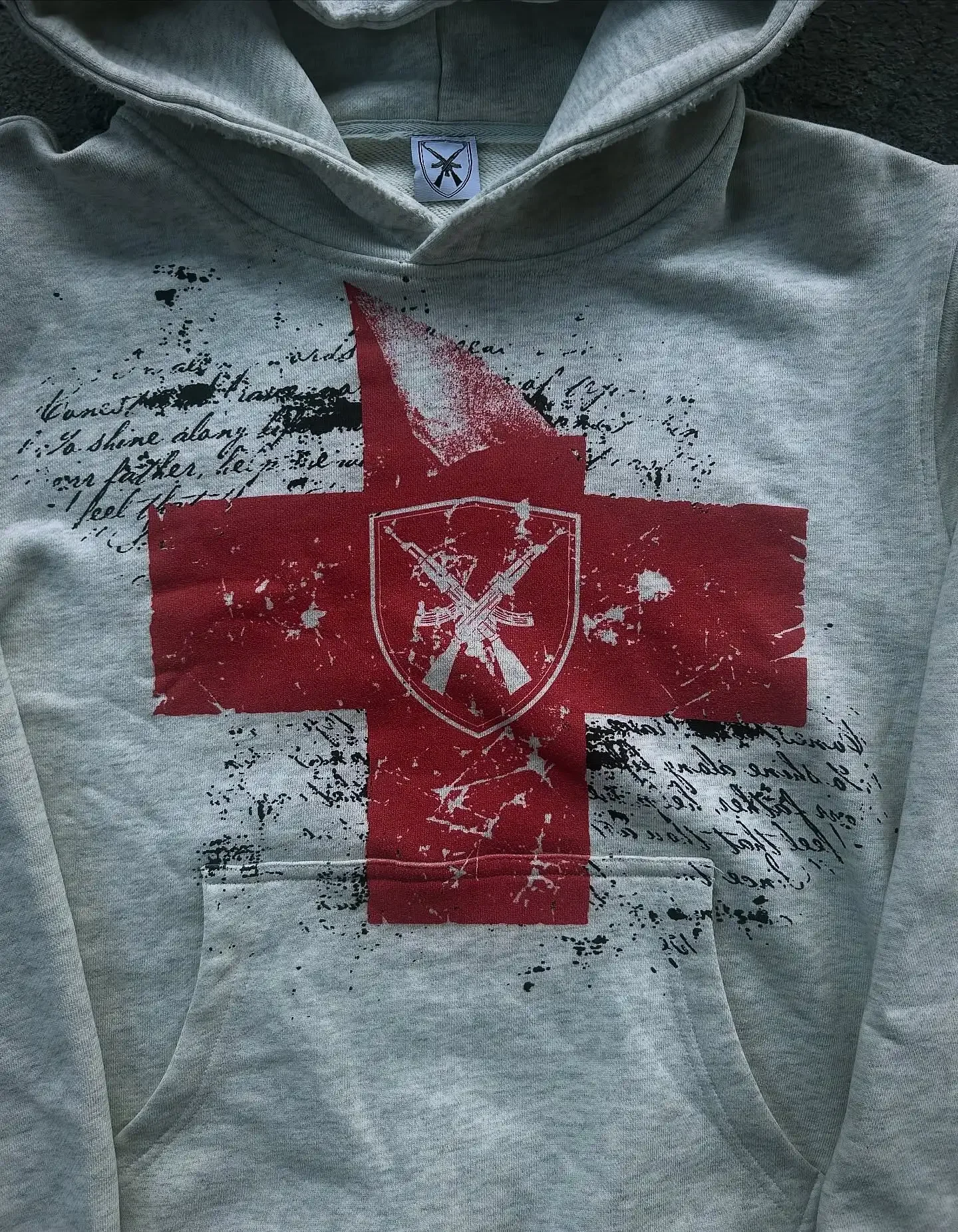 Damen-Kapuzenpullover im Dark-Style, schwarz, mit Hutkrempe, Lippen-Porträt-Print, lockerer Schnitt, überschnittenen Schultern, Kängurutasche, Pullover-Sweatshirt – Detail 5