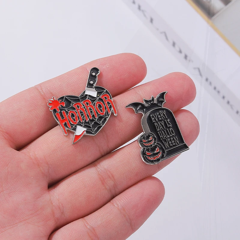 Buku mantra kustom Pin kerah lencana gelap Gothic perhiasan hadiah untuk teman-teman sehari-hari adalah Halloween Enamel bros Cobweb Dagger penyihir