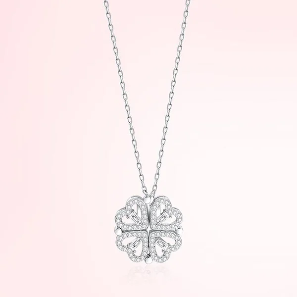 Collier avec pendentif trèfle à quatre feuilles en forme de cœur