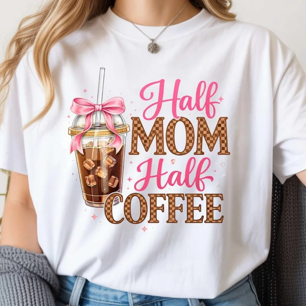 T-shirt « Demi-maman, demi-café » : la cafétéria de la maternité, un t-shirt qui vous fait penser à vous.