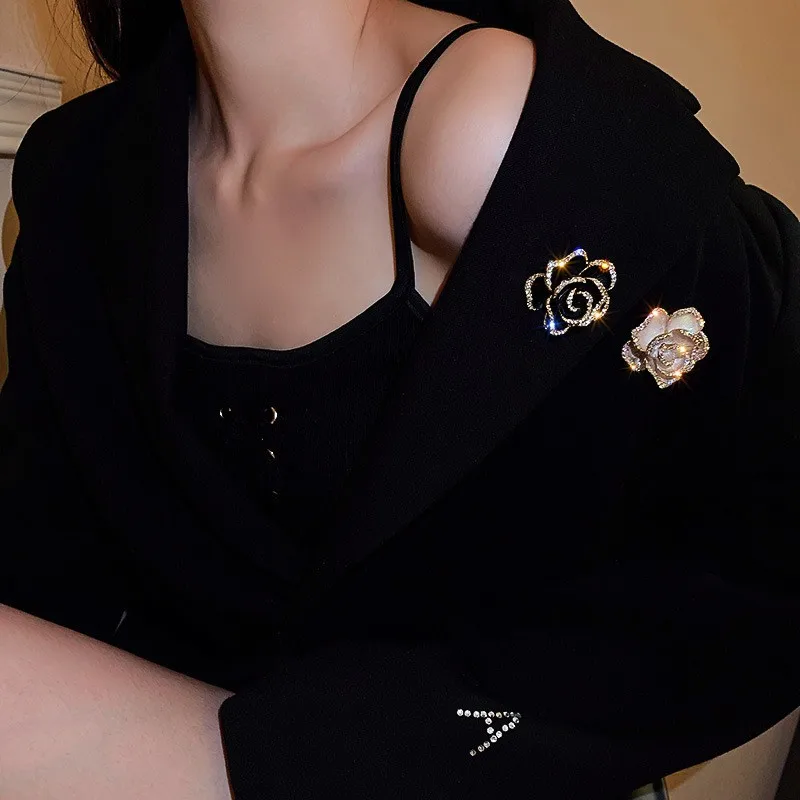 1Pc Black Rose High-End Camellia Brooch Red Powder Black Chest Flower Women's Simple Style Clothing Suit Sweater Brooch