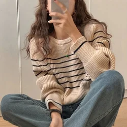 Damski sweter w paski w stylu vintage jesienno-zimowy O-Neck z długim rękawem wersja koreańska swetry swetry Casual wygodne topy