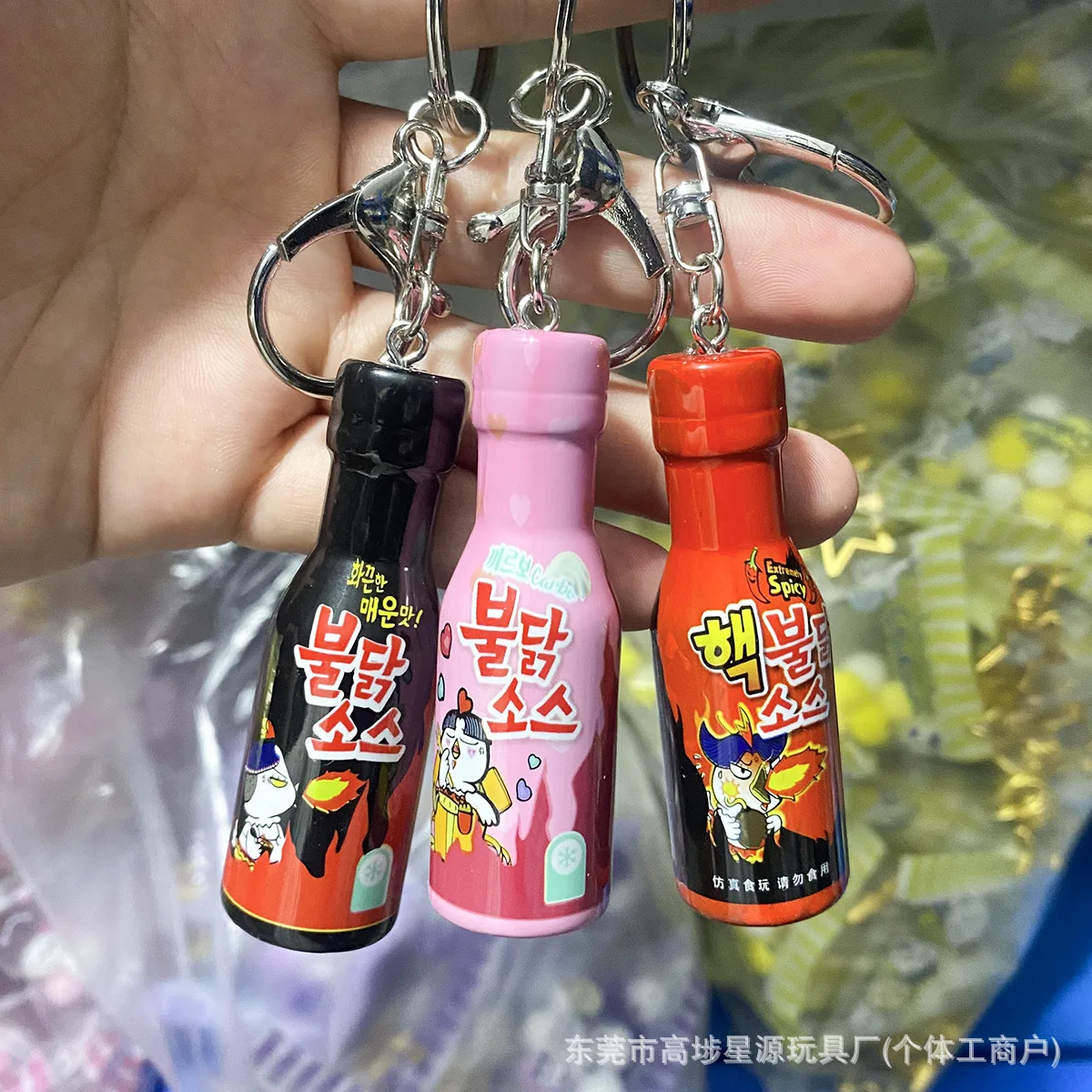Colgante de simulación de salsa picante coreana, mini salsa Buldak cremosa, llavero, accesorio para bolso, estilo coreano popular, regalo lindo para amantes de la comida