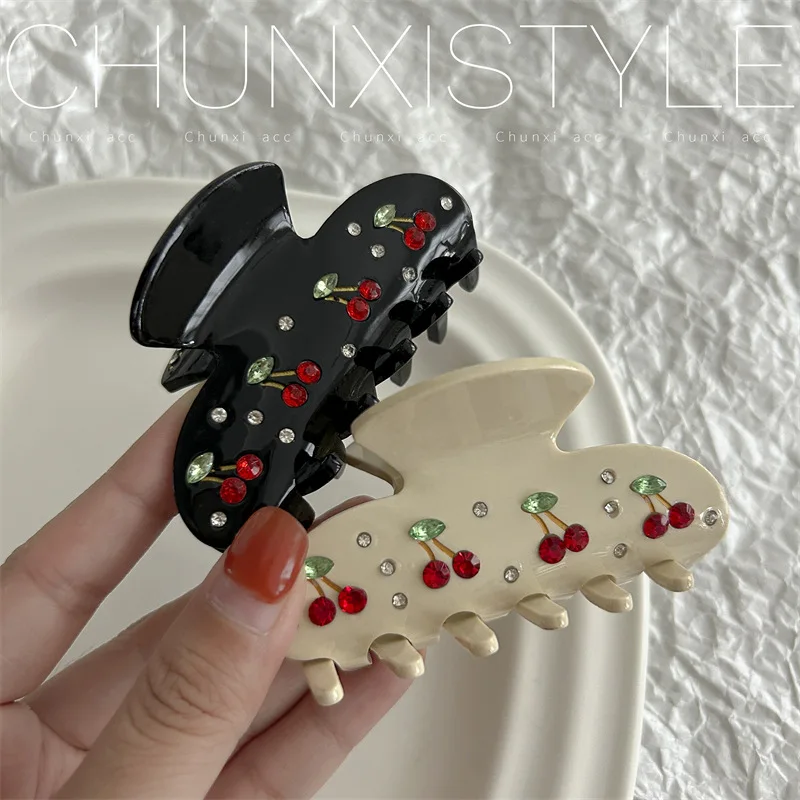 Рисунок 4 - Заколка для волос на тему вишни