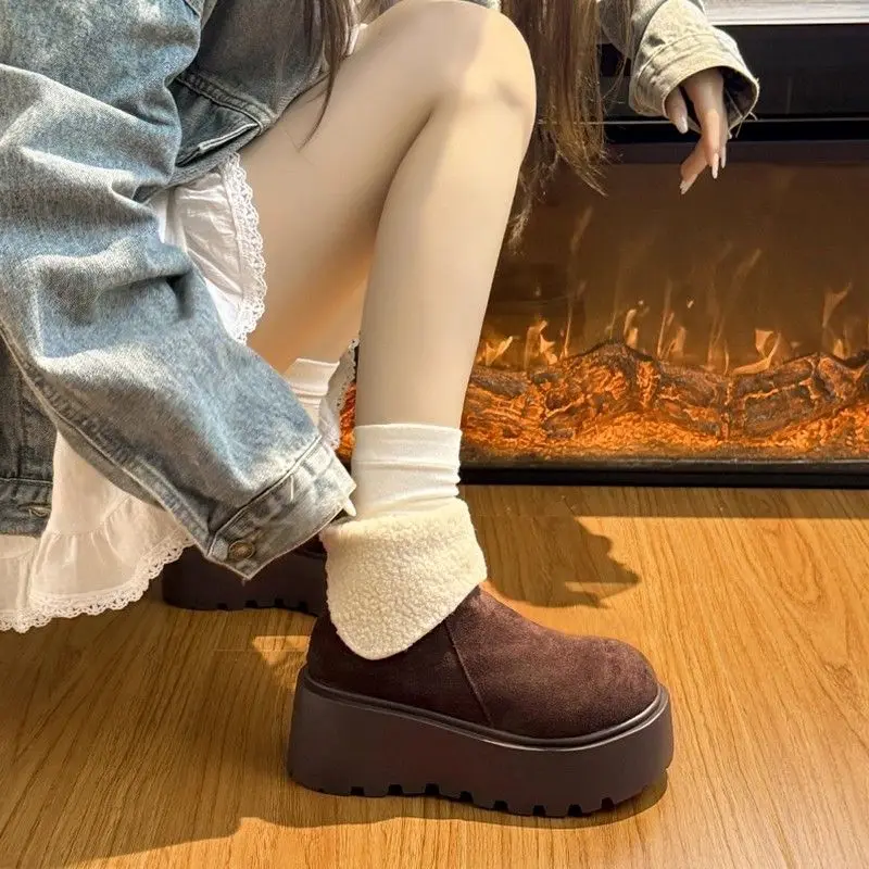 أحذية شتوية منزلية مريحة ولطيفة بنعل سميك لعام 2025 أحذية ثلج كورية دافئة من القطن غير قابلة للانزلاق