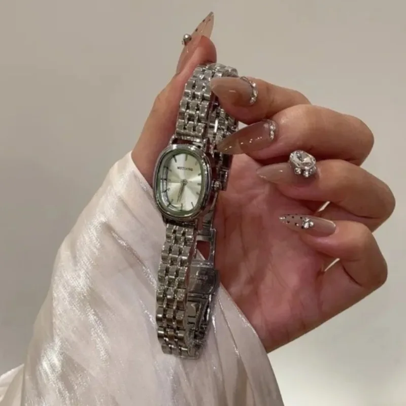 

Известные женские часы с маленьким овальным циферблатом, кварцевые, модные, в корейском стиле, простые наручные часы, роскошный подарок