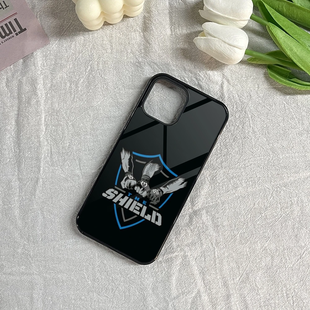 حافظة هاتف WWE The Shield لهاتف آيفون 16 15 14 13 12 11 Pro Max Mini 8 Plus Se Xr X Xs Fundas Shell PC + غطاء من البولي يوريثان