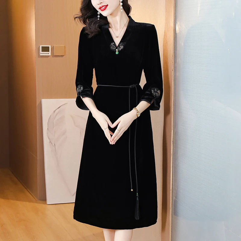 2023 Autumn/Winter New Silk Black Velvet Embroidered Dress for Women's Vintage Loose Large Waistband Slim Knee Length Dress Robe