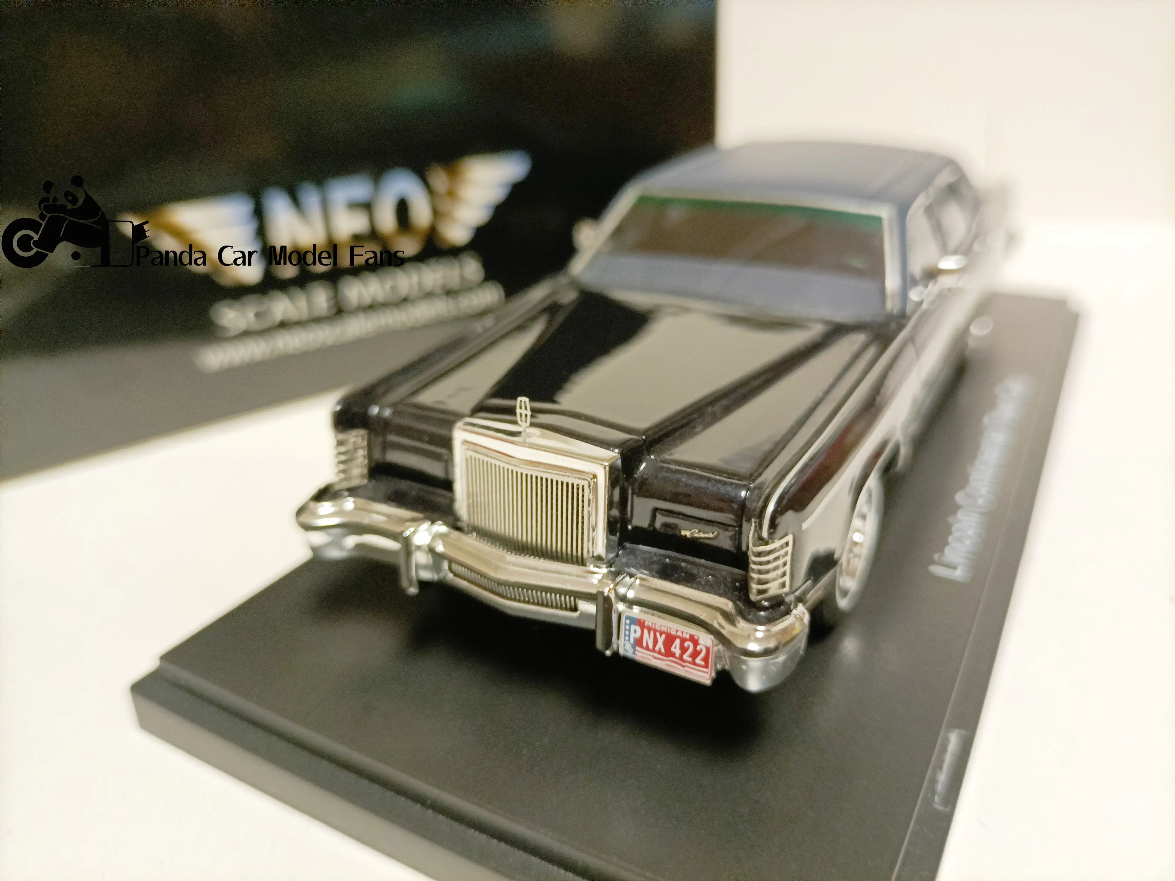 Neo 1/43 Lincoln Continental 4-door Limousine Model Lincoln Town Car 1982 Furniture Ornaments Collectibles Gifts resin