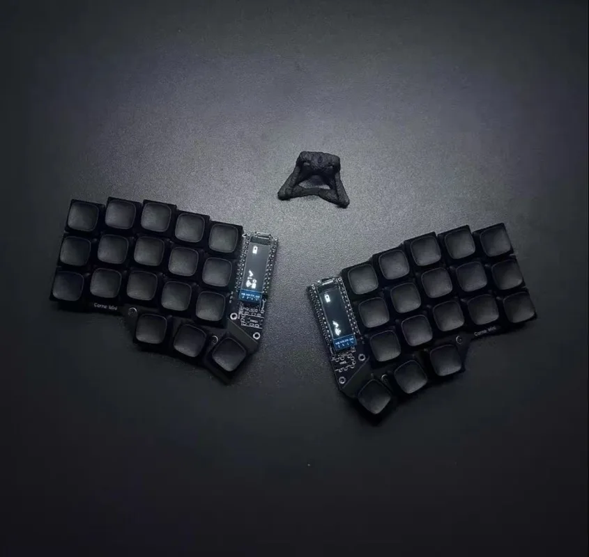 

Corne Low-profile Keyboard Bluetooth 0.91-inch OLED Portable ChocV1 Hot-swappable Switches Custom ZMKL Ergonomic Office Keyboard