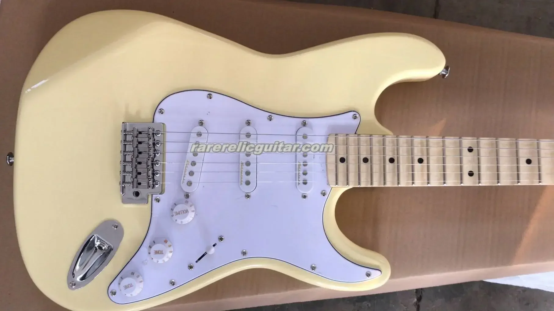 Promotion White Cream Yngwie Electric Guitar Brass Nut Bullet Truss Rod Big Headstock Scalloped Fingerboard Tremolo Bridge