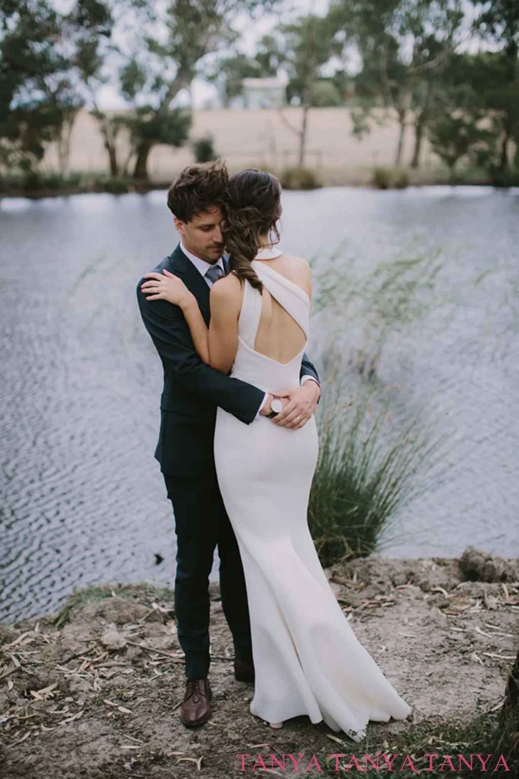 Vestido de novia de cola de pez con abertura lateral alta y cuello alto sin mangas, vestido de novia elegante con Espalda descubierta, personalizado SWD847