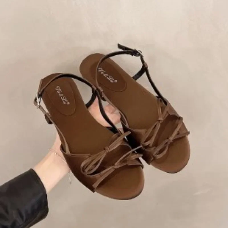 Venta caliente 2025 zapatos de moda para mujer, sandalias poco profundas para mujer, sandalias informales de verano con nudo de mariposa de talla grande, nueva hebilla con punta abierta Stra