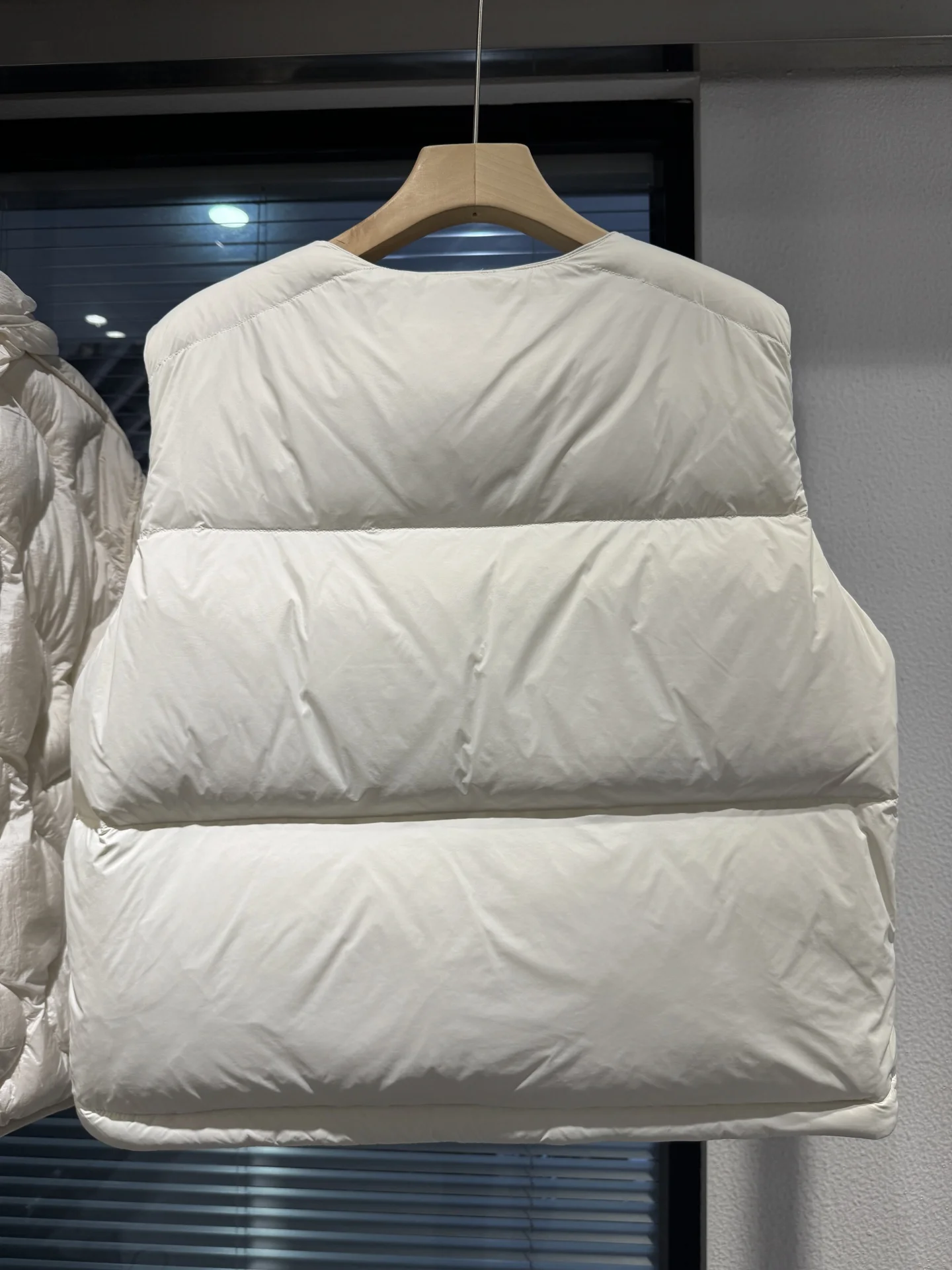 Winter Thiened round Ne down Vest Women's Faion Korean Sle 90 Feather Warm Puffer oulder Bared Outerwear Jaet