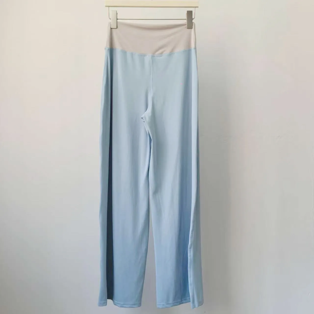 Kontrastfarbene Sporthose für Damen, Leggings mit hoher Taille, figurformende Yoga-Hose, lockere Pilates-Trainingshose, gerade geschnittene Fitnesshose. – Detail 5