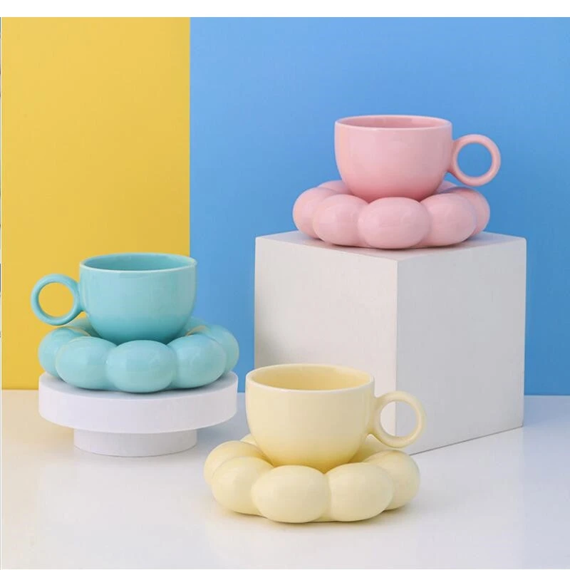 

набор милых кружек, чашки, ценная вода, послеобеденный чай