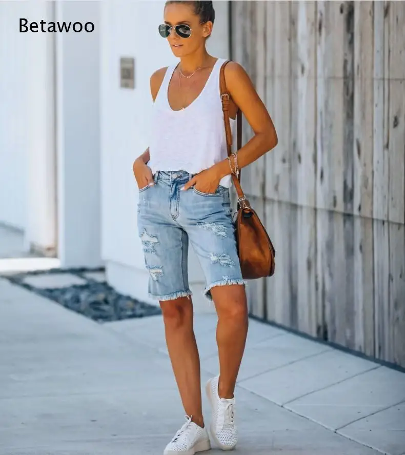 Women Light Wash Distressed Knee Length Denim Bermuda Shorts Frayed Raw Hem Mid Waist Pocket Jean Shorts