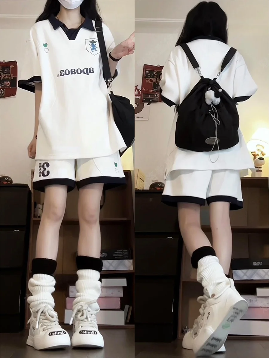 

Американский ретро-спортивный комплект в университетском стиле для женщин: летний новый свободный универсальный комплект из рубашки и шорт, повседневная спортивная одежда